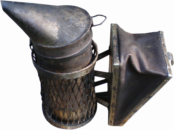 Дымарь пчеловода изображение на белом фоне