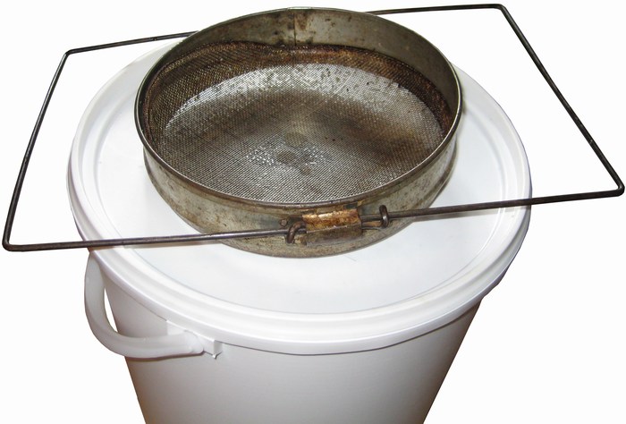 Сито пчеловода фото на белом фоне