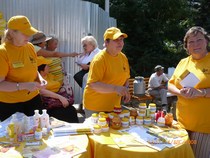 Продукты пчеловодства в пластиковой таре на продажу