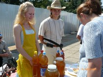 Продажа мёда в пластиковых бутылках