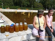 Красиво расфасован мед в банках