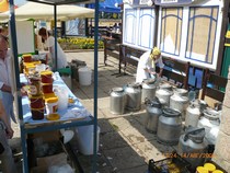 Во флягах продукт пчеловодства мед