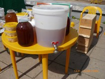 Большой бак пластиковый с медом имеет кран