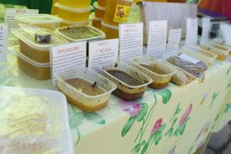 Прополис и перга на продаже в пластиковой посуде