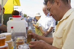 Ломаев Гелий Васильевич с бутылочкой мёда