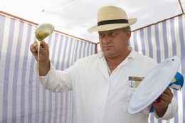 Пчеловод с поварешкой меда