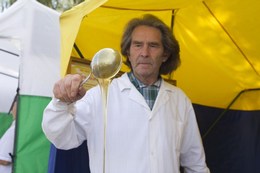 Льется мед из половника