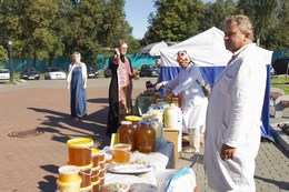 Батюшка освящает мед