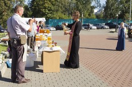 Батюшка освящает мед