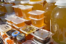 Широкий выбор меда на ярмарке