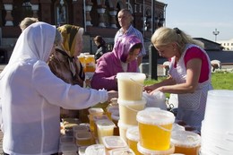 Продажа мёда в пластиковых банках