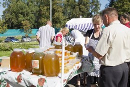 Мёд на столе в 3-х литровых банках