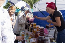 Продажа на выставке пчелопродуктов