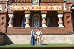 Возле церкви фото в праздник Медовый Спас