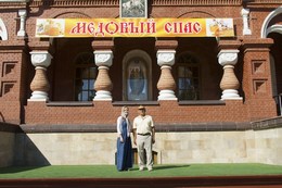 Фотография профессор с матушкой возле церкви