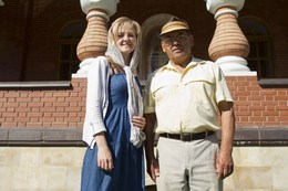 Гелий Васильевич Ломаев возле церкви