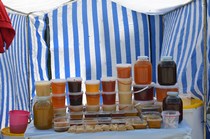 Разные сорта меда в пластиковой посуде