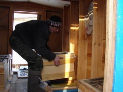 Готовим рамки для пчел