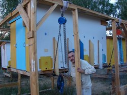 Погрузка павильона с пчелами