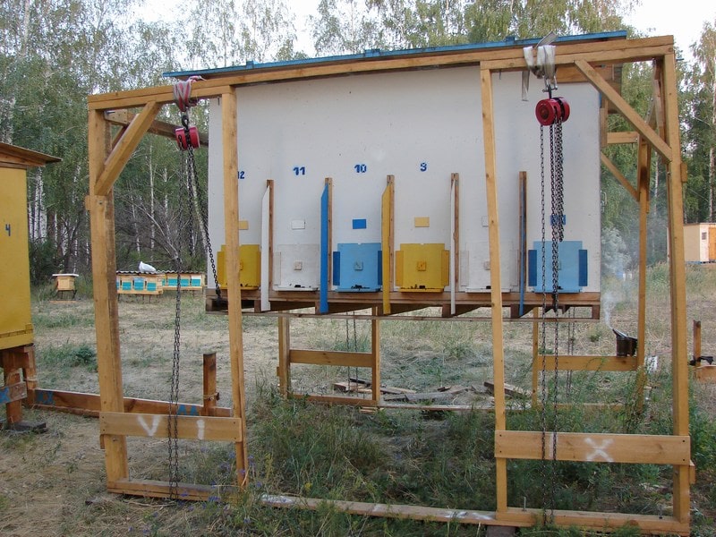 Погрузка павильона с пчелами на транспорт