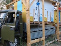 Погрузка на автомобиль павильона с пчелосемьёй