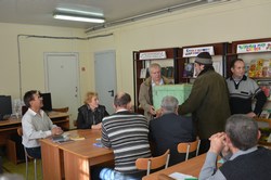 Несут на учебу улей пчелиный