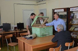 Принесли пчелиный улей на семинар