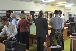 Вокруг улья пчеловоды