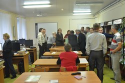 Пчеловоды рассматривают улей