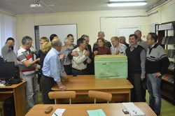 Участники семинара по пчеловодству рассматривают улей