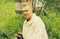 Глазов. Толкачев Ю.Н. на пасеке