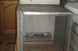 Глазов. Толкачев Ю.Н. Сетчатый намордник на улье, для облета пчел, на балконе дома