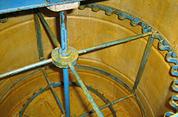 Радиальная электр. медогонка на 16-32 рамки, внутреннее устройство, покрыта воском