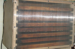 Глазов. Толкачев Ю.Н. Сборный излучатель полостных структур из пчелиной суши, на стене, над стулом