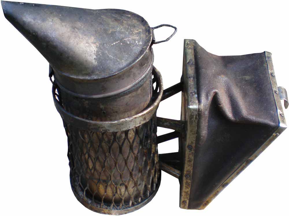 На фото дымарь начинающего пчеловода