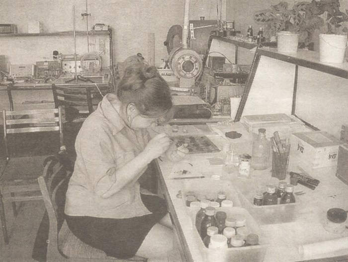 Кандидат биологических наук Н. Бондареа проводит опыты