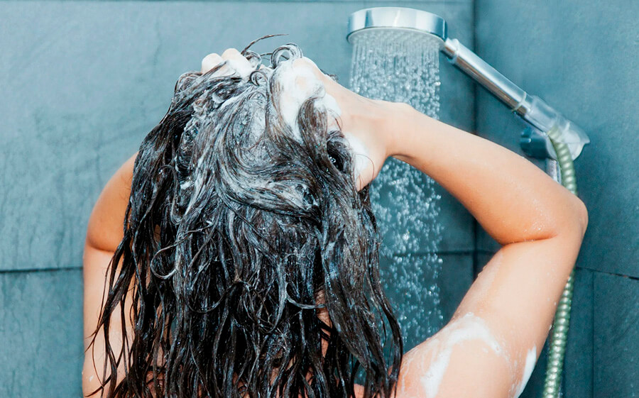 Моет волосы